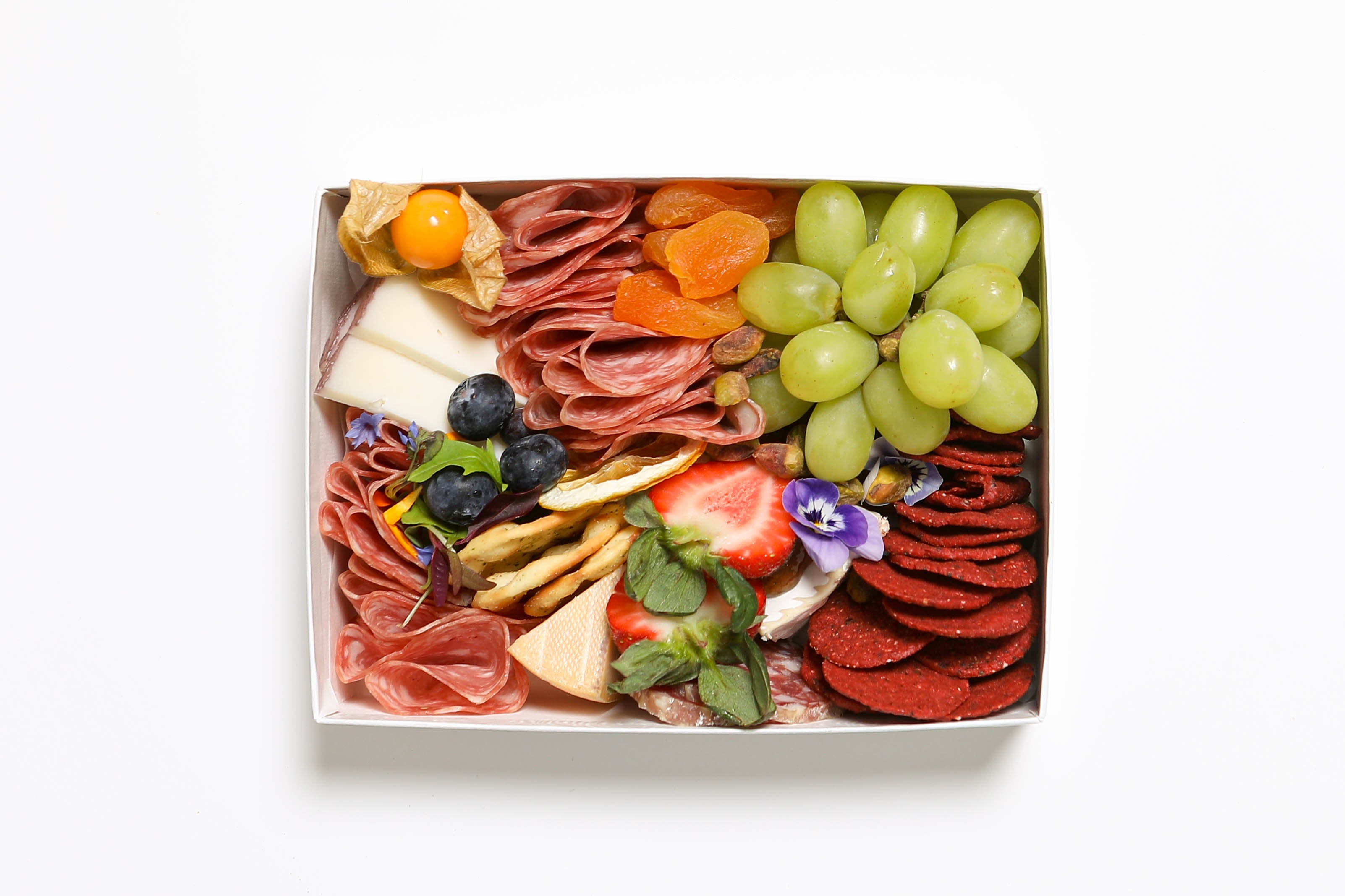 Coffret avec charcuterie, fromages, desserts, figues et conserves - 22